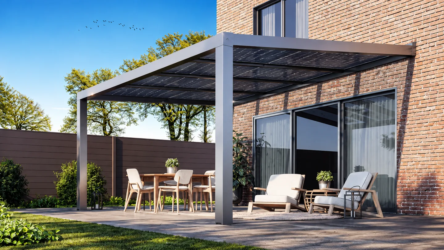 Architecturale Skylva veranda met geïntegreerd solar dakvlak bij zonsondergang